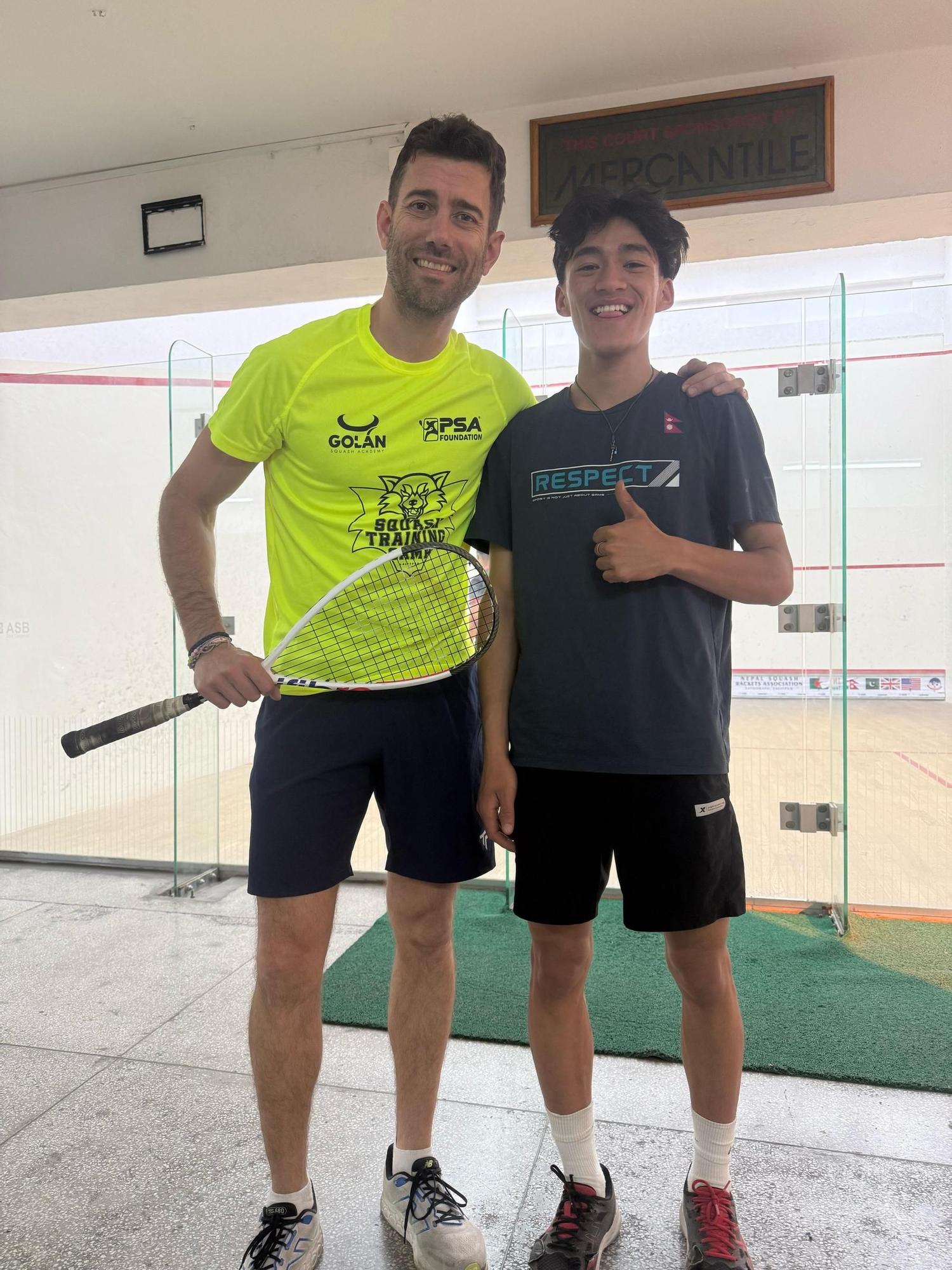 Borja Golán en Katmandú, donde está impartiendo clases de squash a jóvenes con pocos recursos de la mano de SOS Nepal