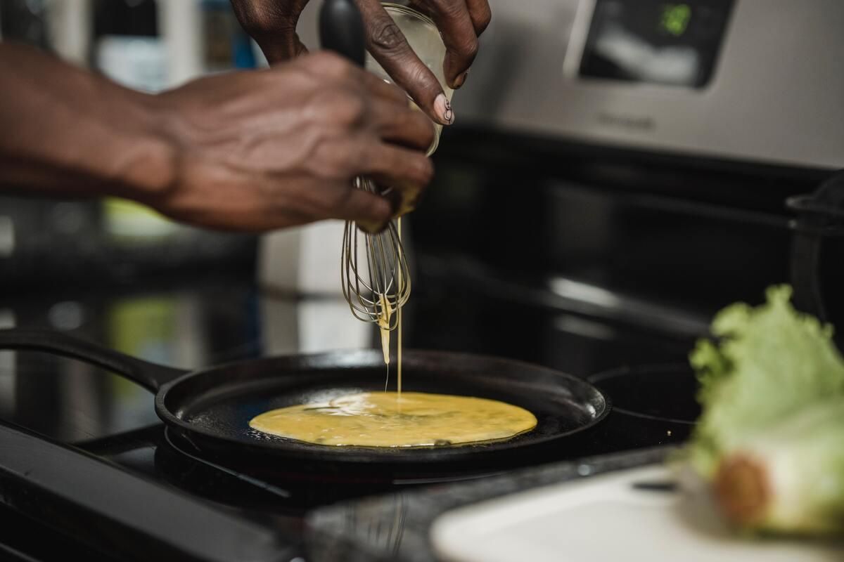 Prepara una tortilla francesa.