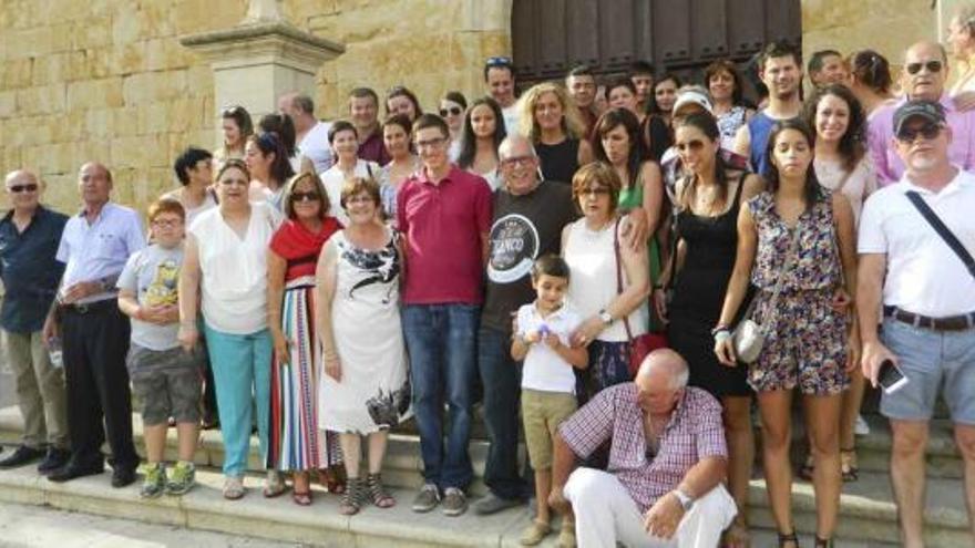 Los miembros de la familia Blanco posan a las puertas de la iglesia de Arcenillas.