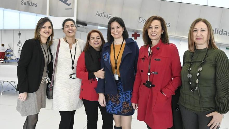 Encarna, Fuensanta y varias compañeras, ayer en las instalaciones tras tomar un café.