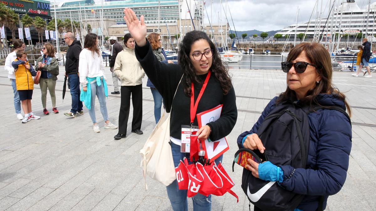 Una guía turística aconseja a una visitante en el puerto de Vigo.