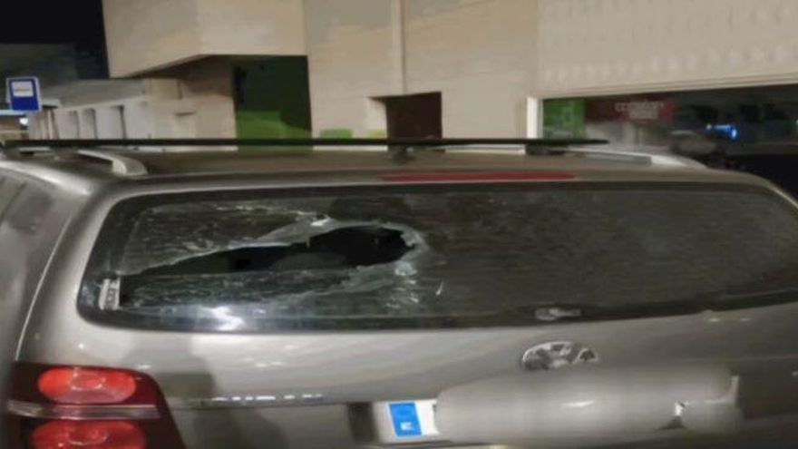 Revienta con un palo de madera las lunas de 26 vehículos aparcados en la calle en San Javier