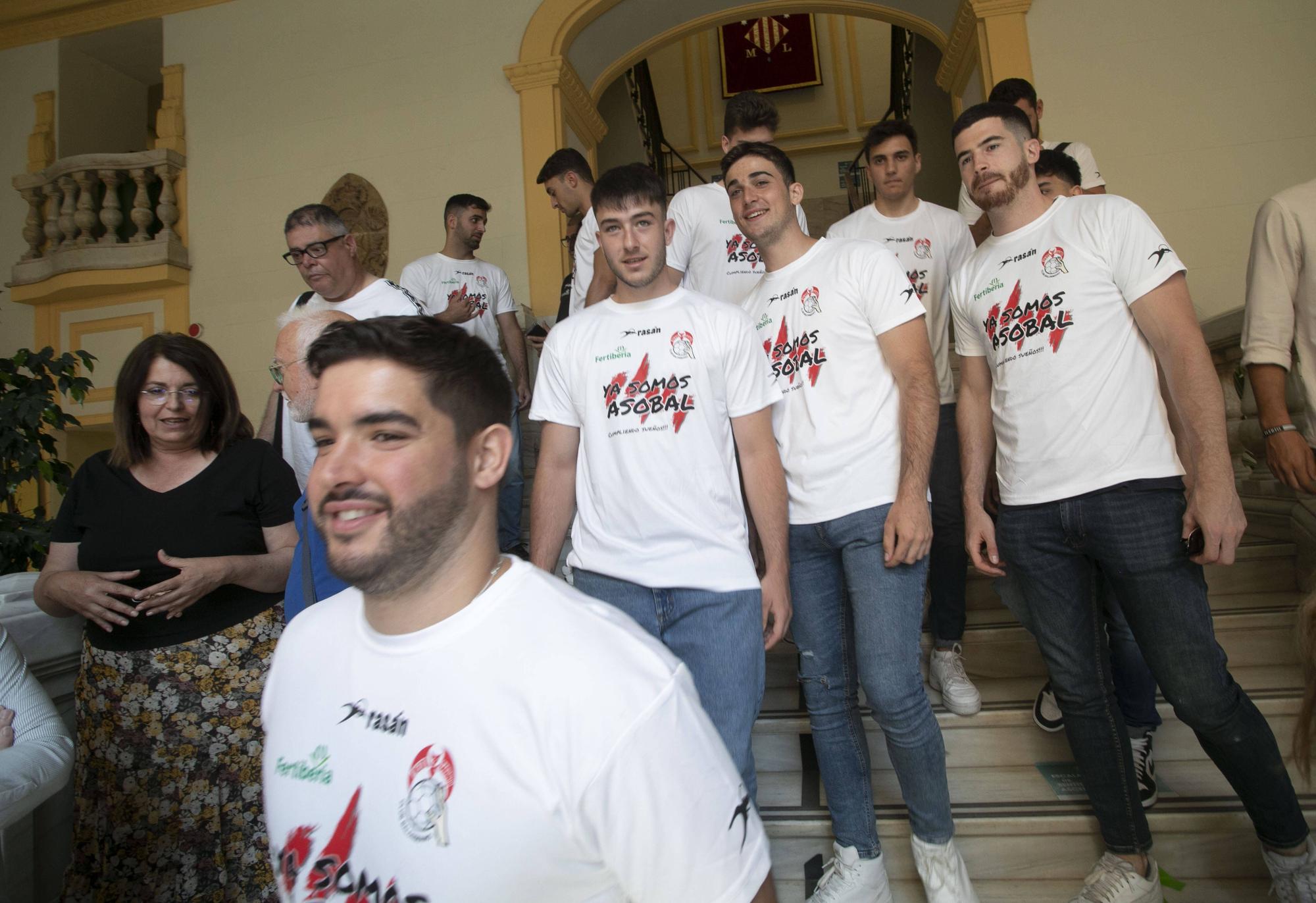 El Fertiberia celebra el ascenso a ASOBAL con las instituciones