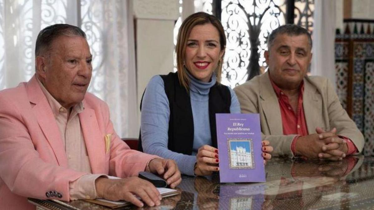 Jesús Moreno, en la presentación de ‘El rey republicano’, en Benalmádena , con la concejala de Cultura, Jesica Trujillo, y con Jesús Pérez Baena.