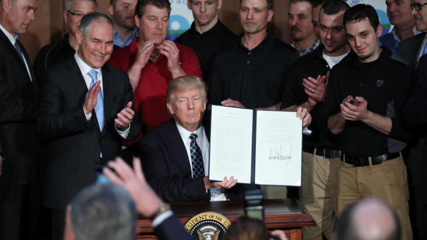 Trump sostiene el decreto sobre clima y energía.