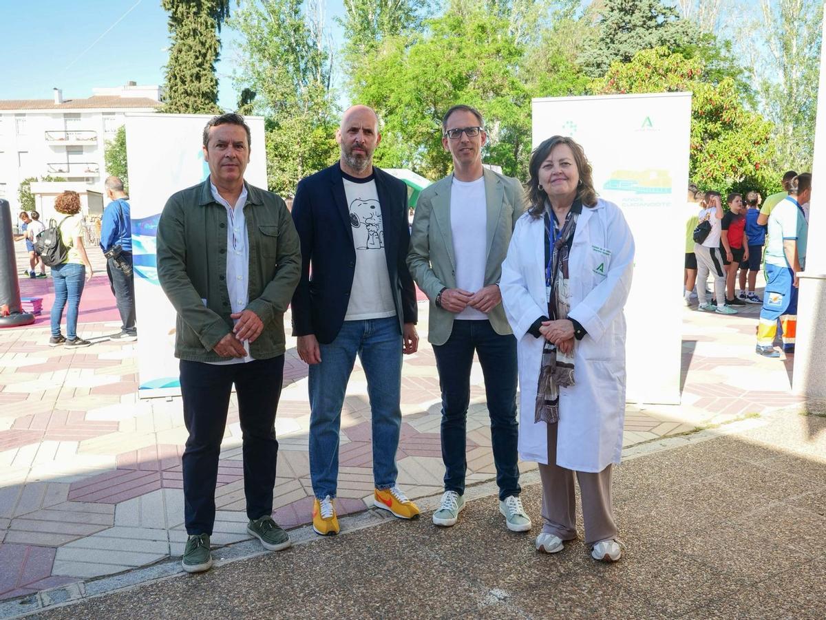 Dirigentes políticos y sanitarios, durante la actividad deportiva.