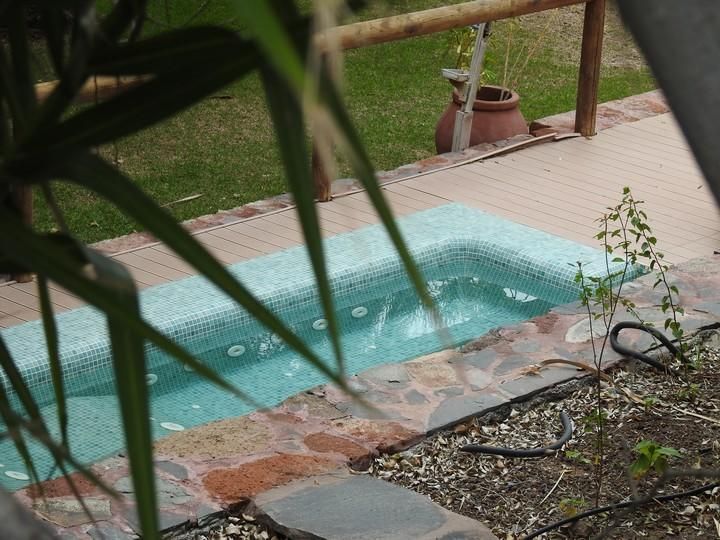 Piscina de la finca en la que supuestamente se organizaron en Ayagaures.