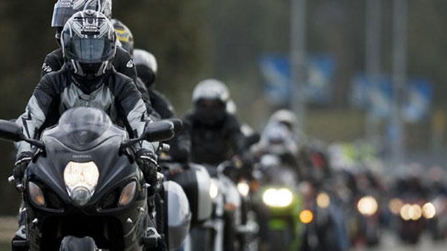 Cola de motociclistas para entrar en el Circuito de Jerez.