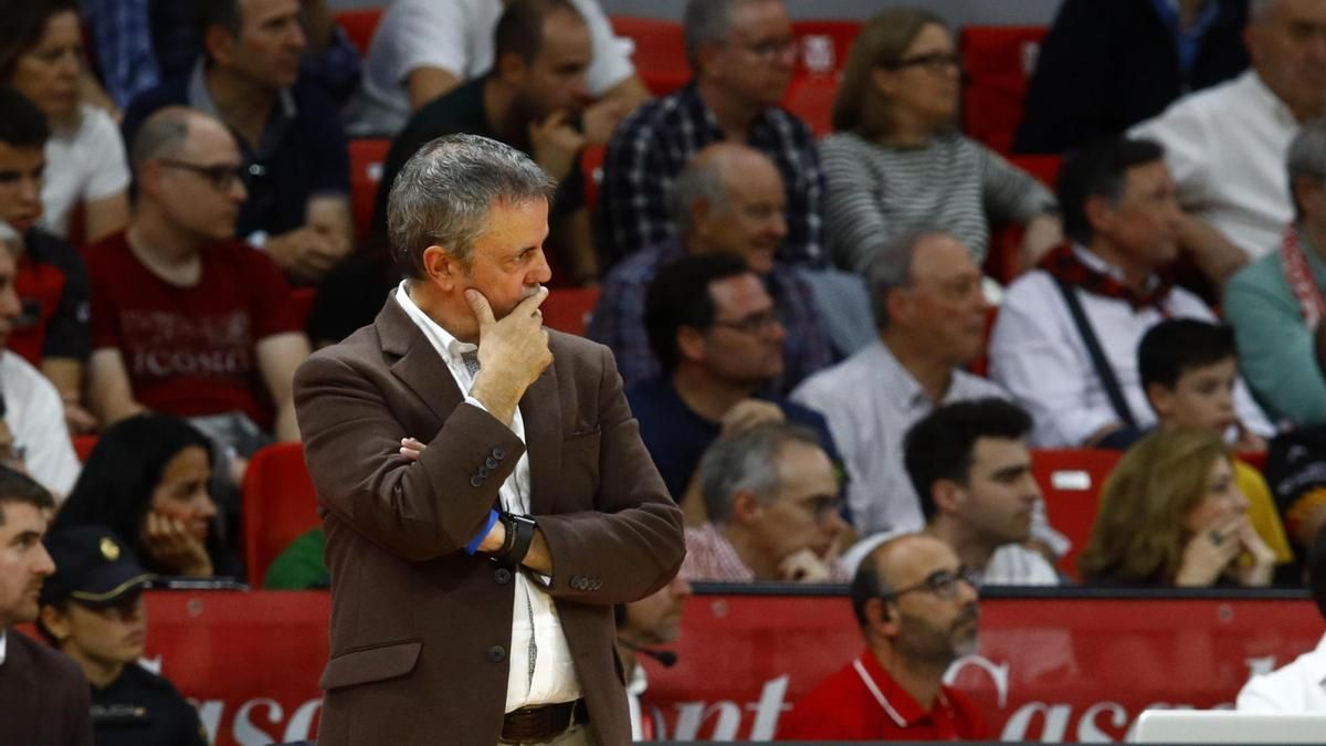 Porfirio Fisac, con gesto de preocupación durante un partido en el Príncipe Felipe.