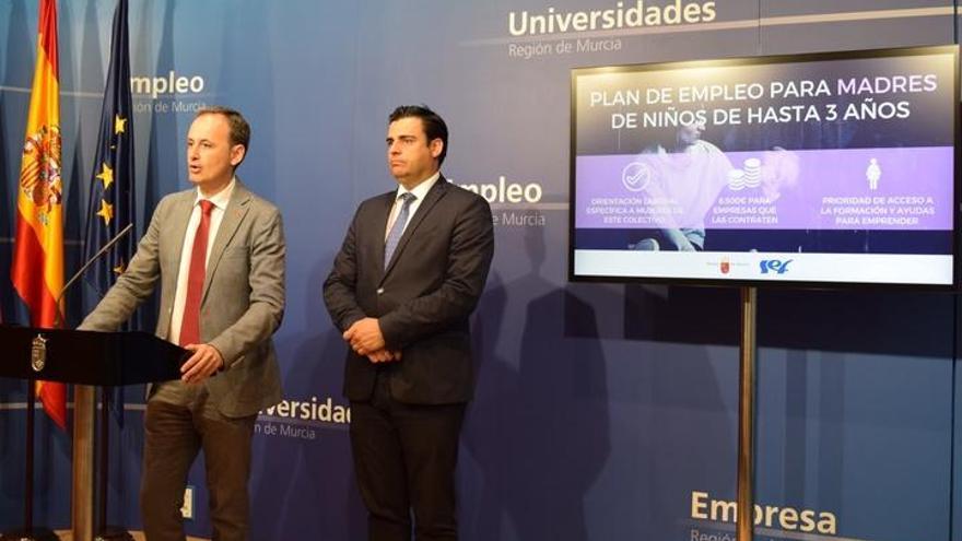 El consejero de Empleo, Universidades, Empresa y Medio Ambinete, JAvier Celdrán, presenta el nuevo plan para que madres de niños de hasta tres años encuentren empleo.