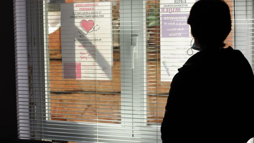 Ángeles en la sede de Izquierda Unida en Benavente, que la ha ayudado a tramitar su queja ante Sacyl.