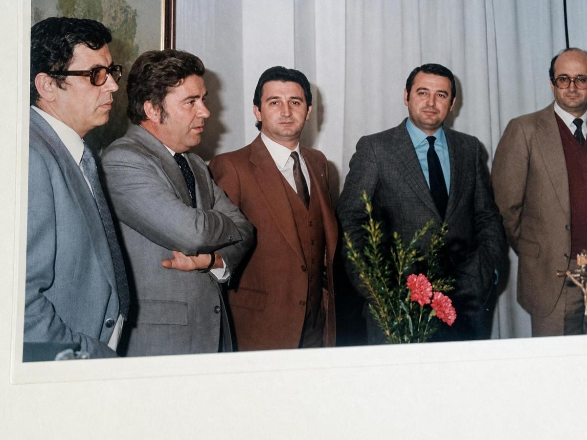 Felipe Romero, con un grupo de compañeros, entre ellos Manuel Bermejo, el segundo presidente preautonómico de Extremadura, desde 1980 hasta finales de 1982, de UCD.