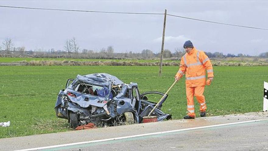 Dos mujeres y un niño mueren en un accidente en Palencia