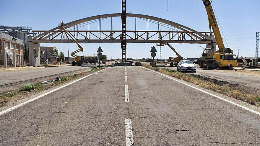 Colocación de la pasarela sobre la carretera de Moraleja.