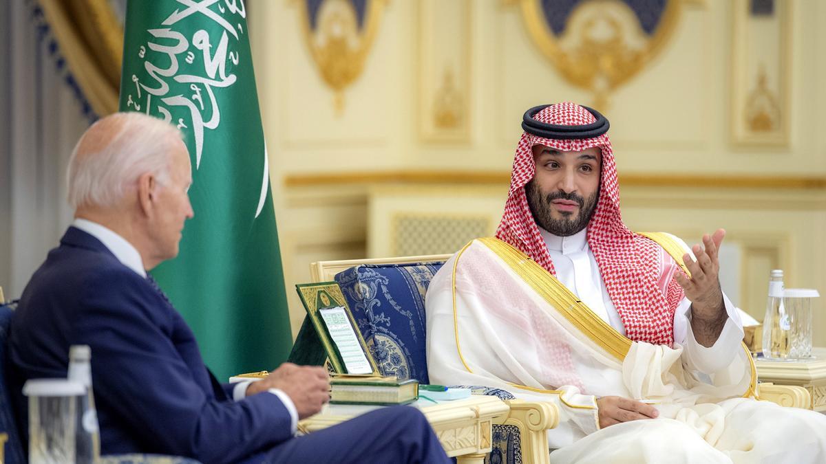 El presidente de EEUU, Joe Biden, dialoga con el príncipe heredero saudí, Mohamed bin Salmán.