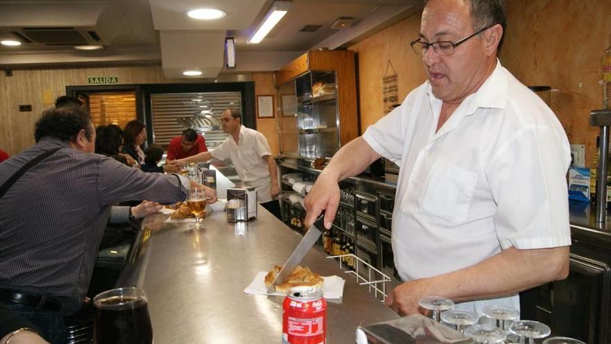 José Gil procede a trocear, al estilo Zaher, un sabrosísimo pastel de carne.