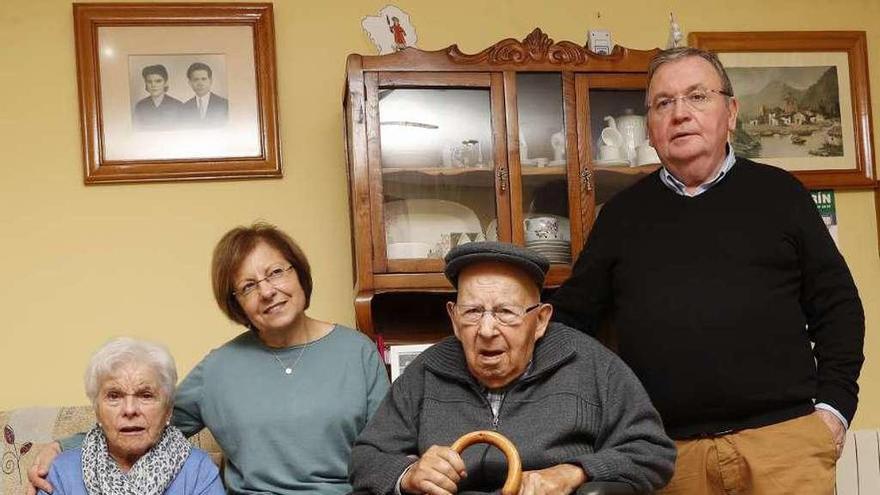 Eva (65 años), flanqueada por sus padres, Concha (91) y Pepe (93), y su marido, Arturo (64). // R. Grobas