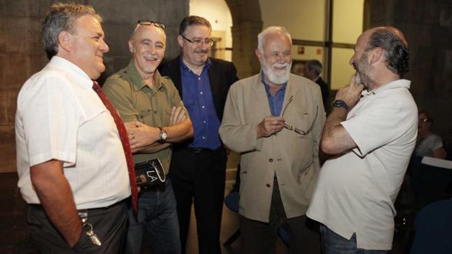 Por la izquierda, Marcos Xabel Fernández, Miguel Rojo, Humberto Gonzali, Gonzalo Suárez y Jesús Castañón, ayer, en el Centro Antiguo Instituto.