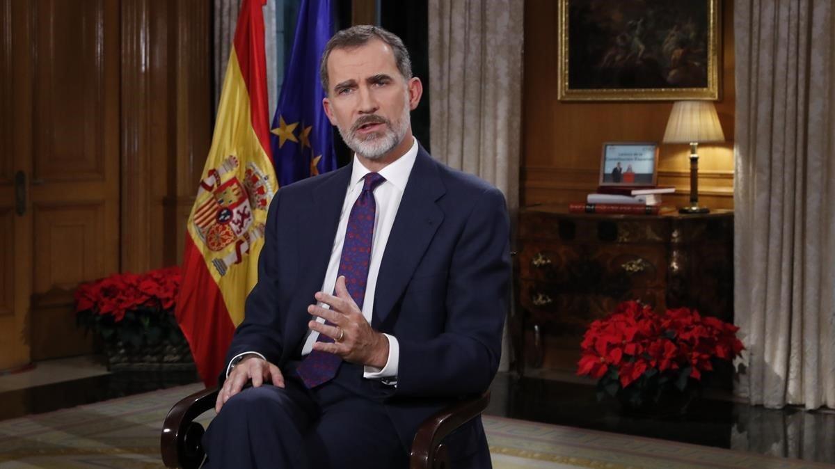 El rey Felipe VI, durante su Mensaje de Navidad en el Salón de Audiencias del Palacio de la Zarzuela.