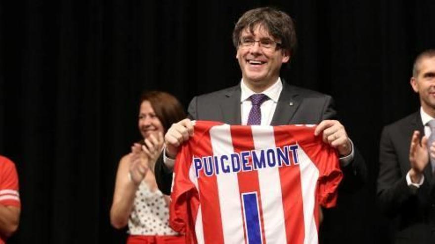 El 28 de juny l&#039;ascendit CF Girona va regalar una samarreta amb el número 1 i el cognom Puigdemont impresos, que no figura a la llista.