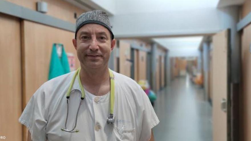El urgenciólogo César Carballo, en el hospital