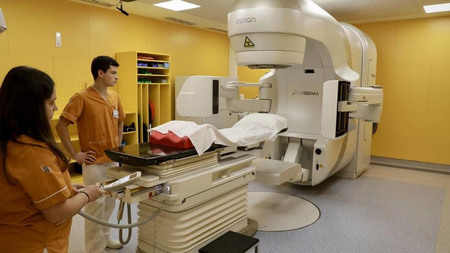 El Hospital de Jove estrena su nuevo acelerador para potenciar la radioterapia