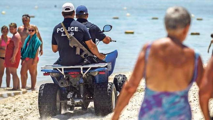 Policías con armas automáticas patrullan desde ayer las playas de Túnez.