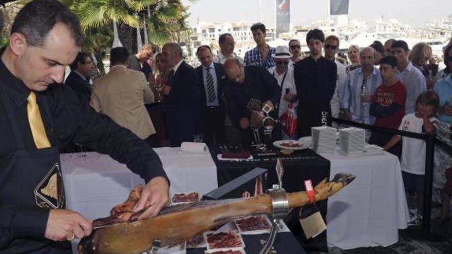 Un experto corta el conocido como jamón más caro del mundo, un ibérico a 4.000 euros la pieza, para una degustación en el &quot;Marbella Luxury Wekend&quot;, un evento que promociona el sector del lujo.