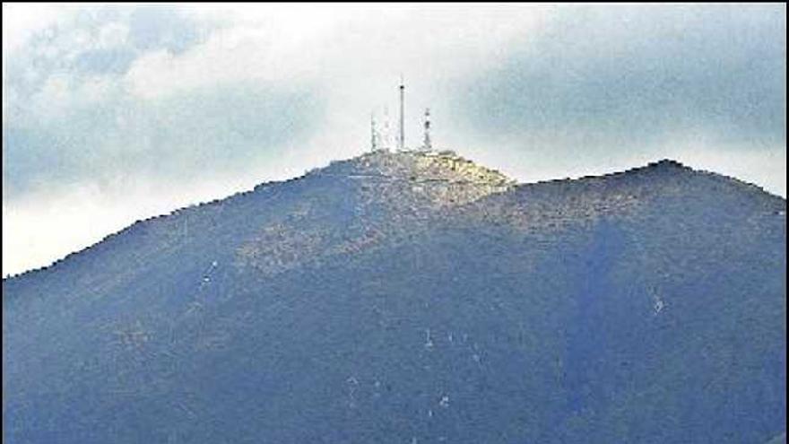 El núcleo de La Peral, a los pies del monte Gorfolí.