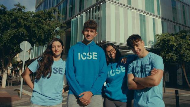 Estudiantes de ICSE en el exterior de su edificio.