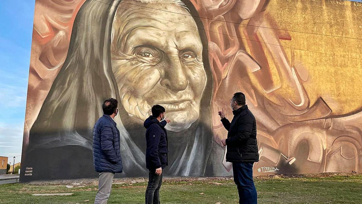 Ramiro Silva, Santiago Moral y Jesús María Prada observan el nuevo mural de Rabanales. | Chany Sebastián