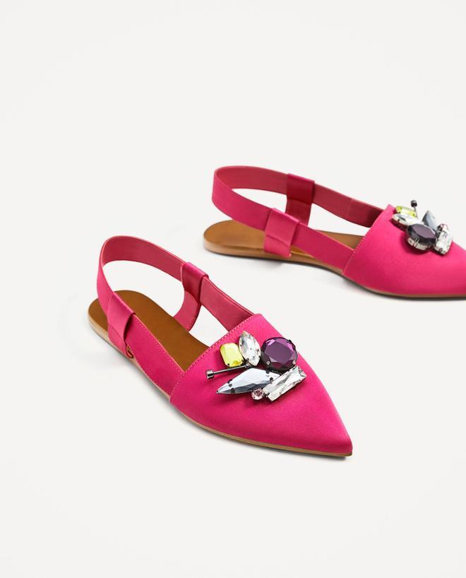 Zara y sus zapatos de plumas y 'brilli brilli': Zapato destalonado con pedrería (45,95 euros).