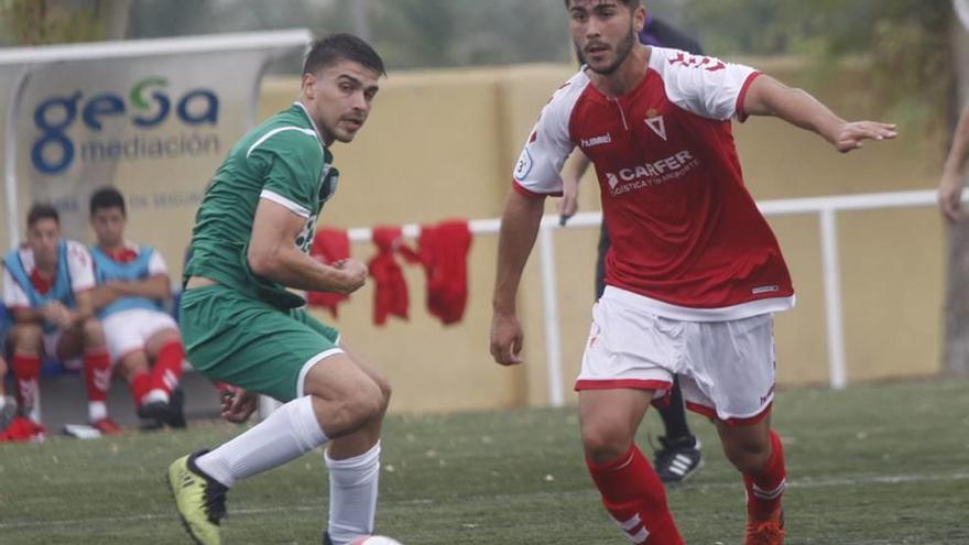 Un jugador del Churra se dispone a frenar a un rival.