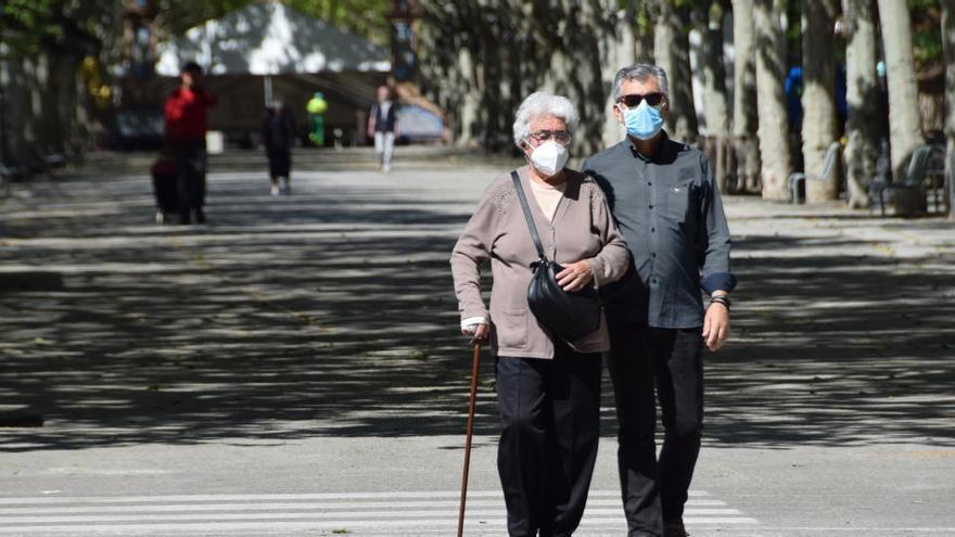 Dues persones passegen amb mascareta a Berga