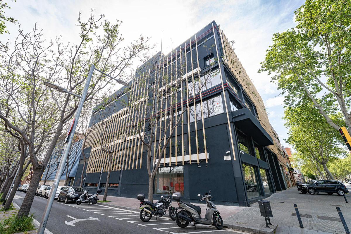 Foto del exterior del nuevo edificio Circular Hub en el polígono industrial de Bon Pastor