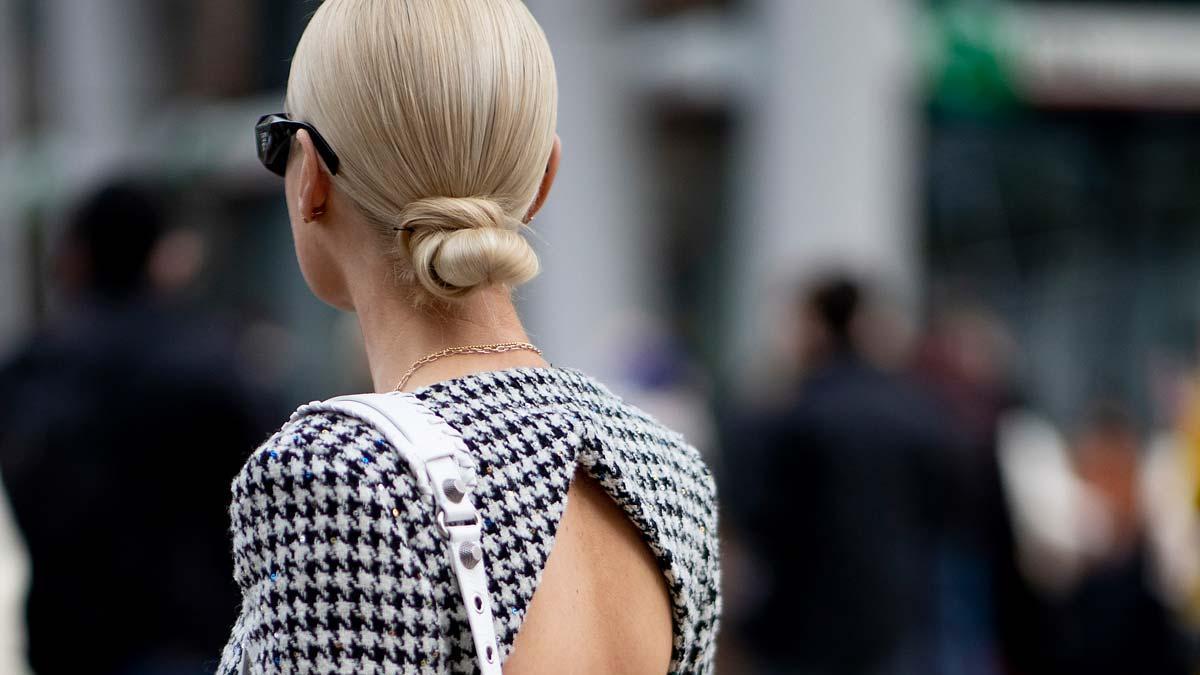 La 'it girl' danesa Thora Valdimars luce su 'Le Carole', el último bolso viral de Balenciaga, en el 'street style' de Milán