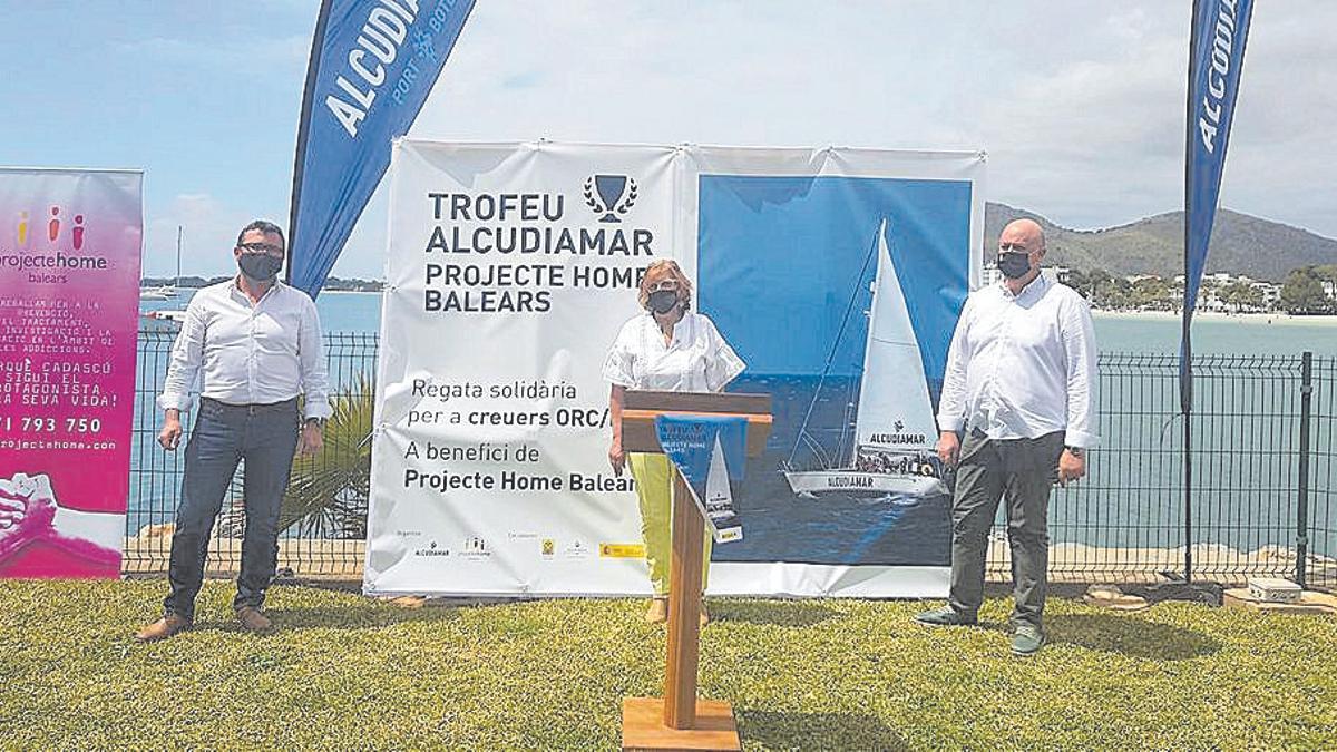 Los organizadores posan en la presentación.