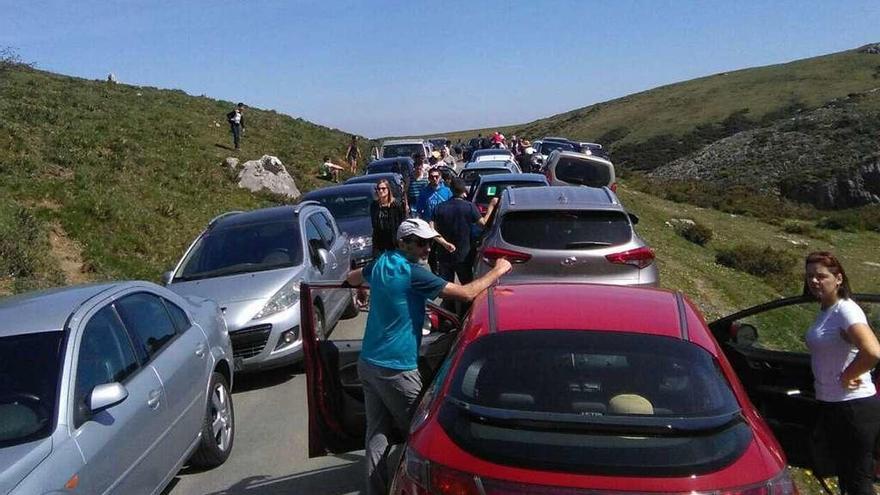 Atasco en la carretera de los Lagos.