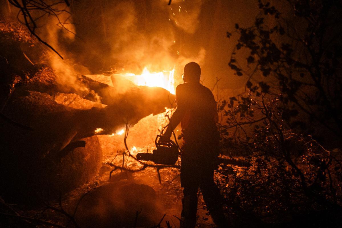 26/07/2026 Una persona trabaja en las labores de extinción del incendio forestal, a 26 de julio de 2026, en La Adrada, Ávila, Castilla y León (España). La Adrada, uno de los municipios del Valle del Tiétar (Ávila), ha sido evacuado de forma preventiva este sábado ante el avance del grave incendio de Burgohondo que, junto con el de Madrid, tienen en vilo a la población aledaña y que han quemado ya más de 45.000 hectáreas. POLITICA César Vallejo Rodríguez - Europa Press