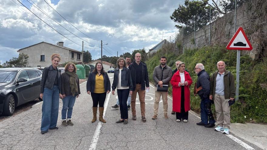 Representantes políticos y de colectivos sociales, en la carretera provincial EP-1002. | FdV