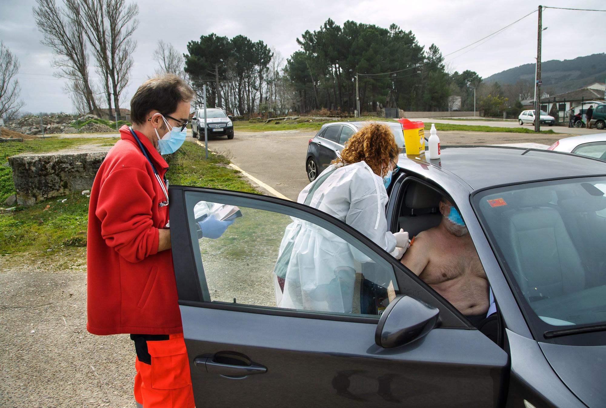 Así es la vacunación a personas dependientes desde el coche en Salamanca