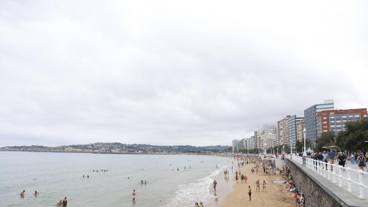 La playa de San Lorenzo, ayer.