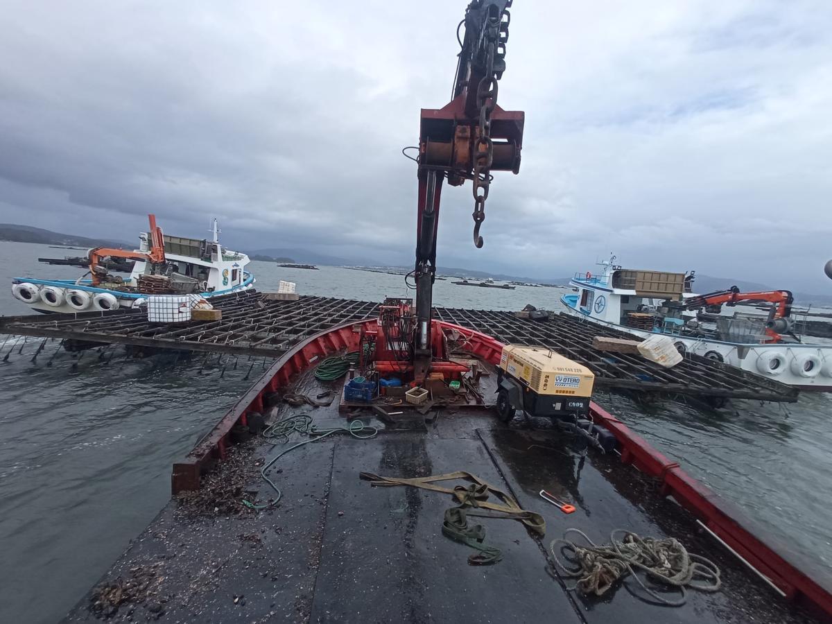 La recuperación de uno de los artefactos a la deriva.