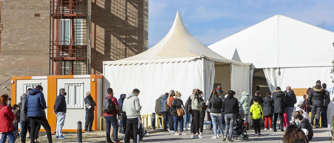 Colas de personas para hacerse una PCR en la carpa del Hospital General de Alicante