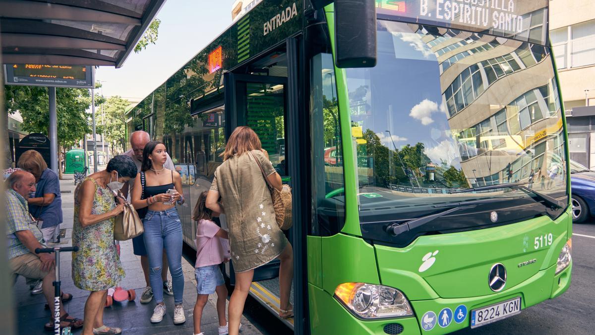 Usuarios suben a uno de los autobuses urbanos de la línea 2 en una fotografía de archivo.