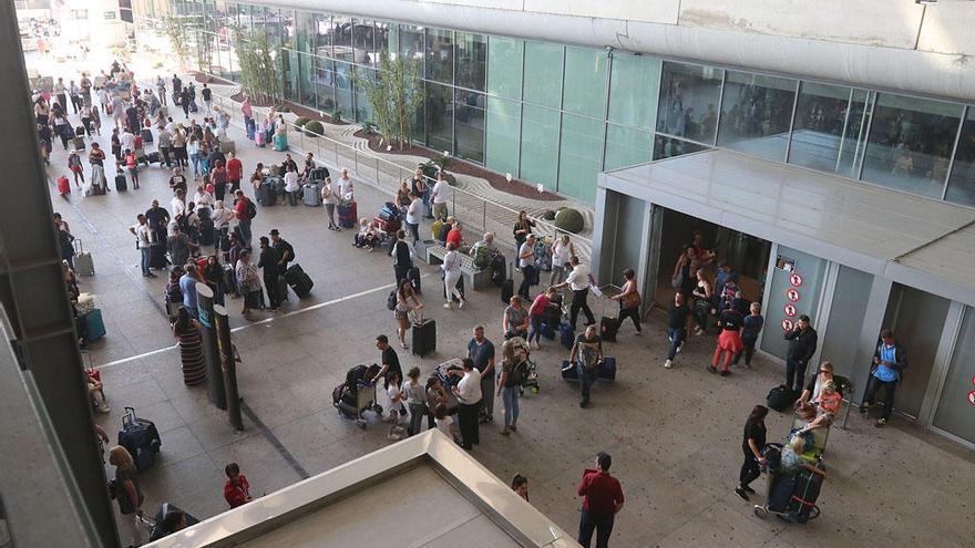 El maletín se le olvidó en el aeropuerto de Málaga.