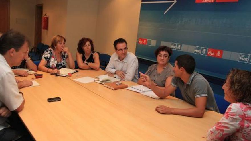 Antonio Plaza (con camisa blanca) escucha al secretario de Juventudes Socialistas, Ismael Aguado, en la reunión de ayer