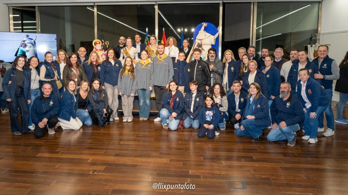 El Ninot dePadre Jofré con la comisión fallera.