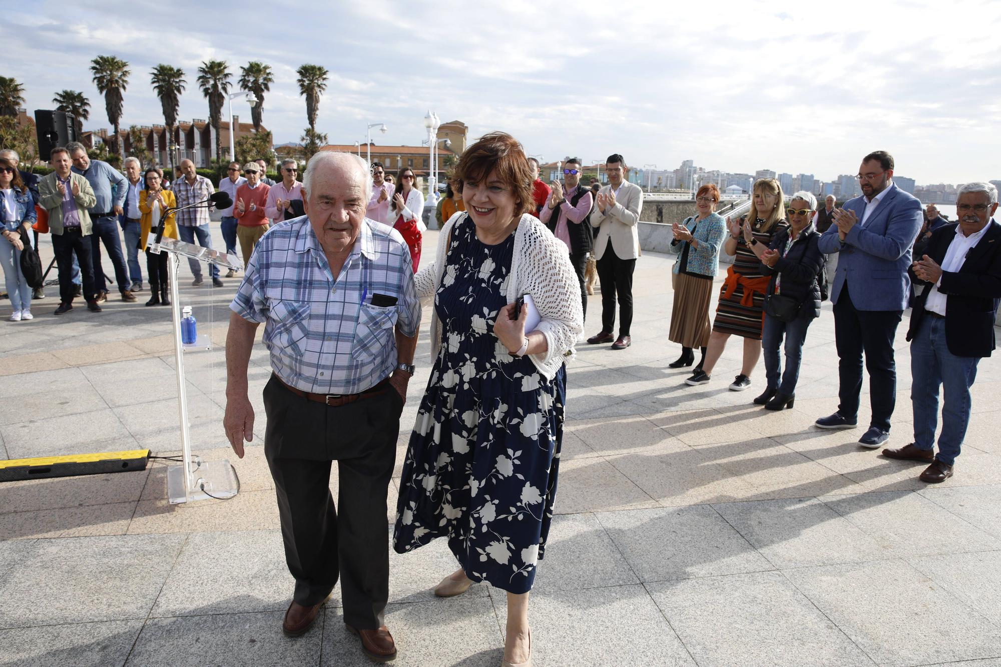 EN IMÁGENES:  Así fue el homenaje a los exiliados por la Guerra Civil y la posterior represión franquista organizado por los socialistas de Gijón junto a la estatua de "La Madre del Emigrante"