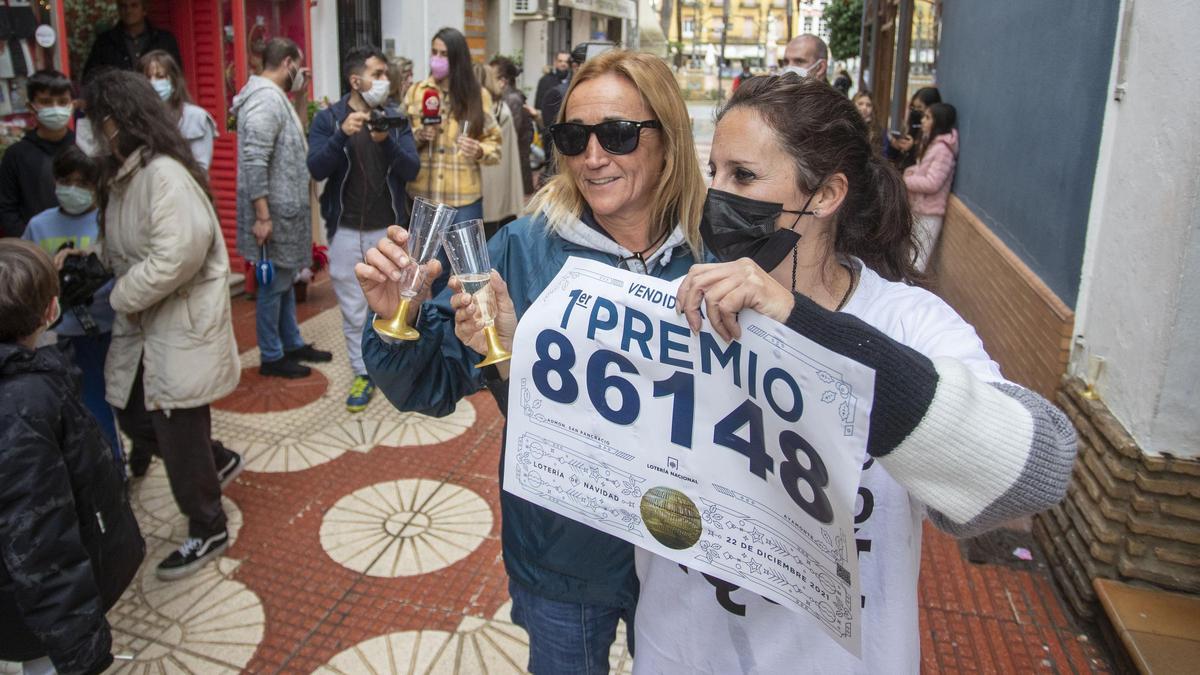 Dos premiadas junto a un décimo del primer premio